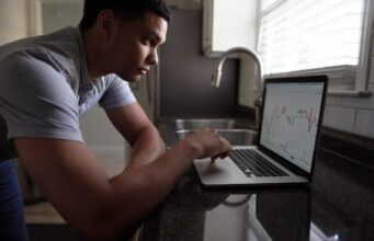 Mobile Crypto Apps Compared – Best Platforms for Trading on the Go man, computer, stock trading, finance, day trading, wall street, finances, investor, money, wealth, equity, trader, day trader, investing, investment, banking, stock market, forex, shareholder, financial, investor, investor, investor, investor, equity, trader, trader, trader, stock market, forex, forex, forex, forex, forex